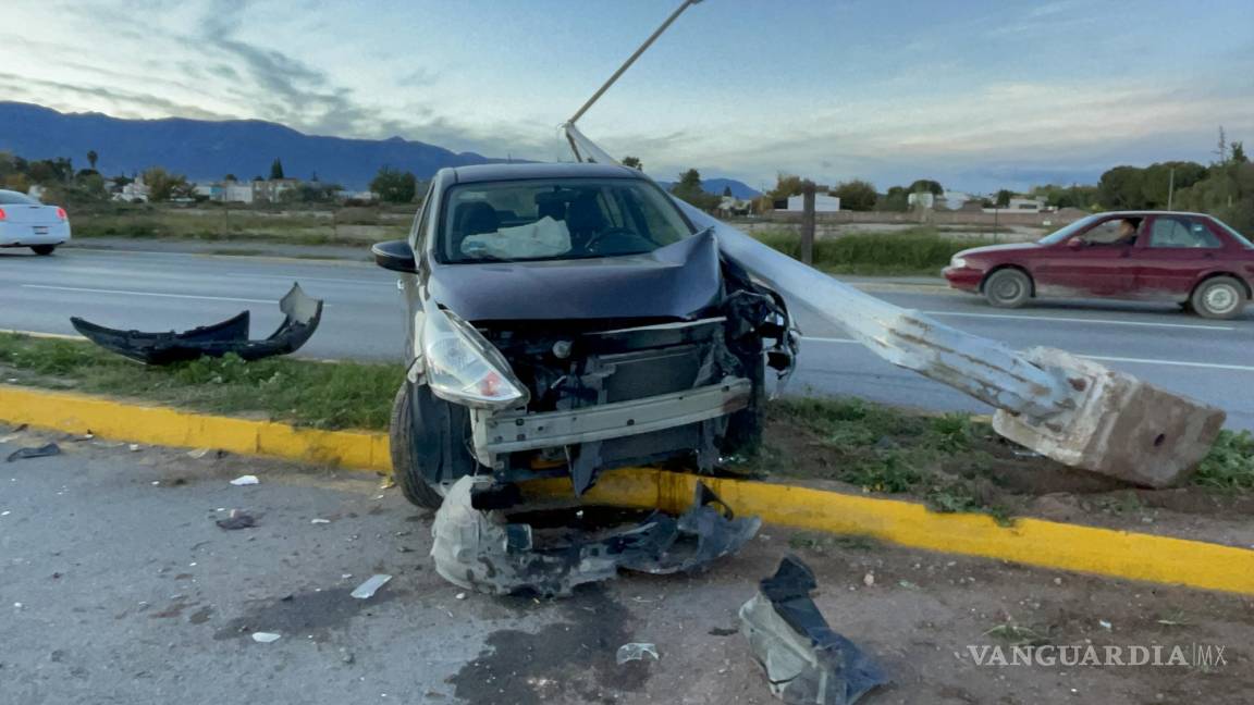 Pierde control de su auto y se impacta contra luminaria, al norte de Saltillo