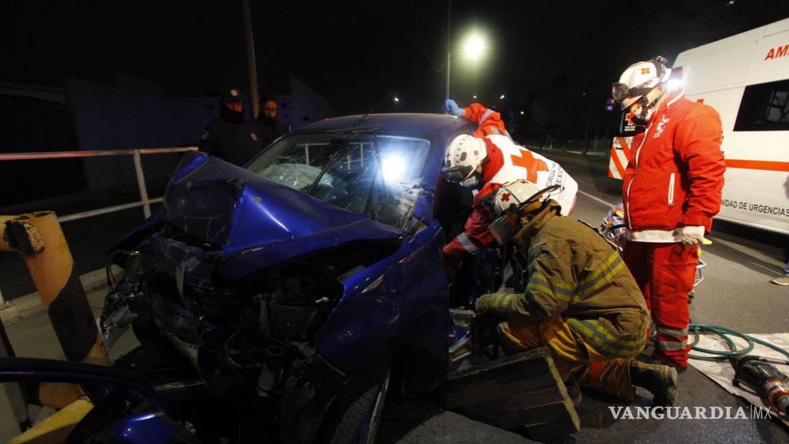 $!La joven terminó prensada en el interior de su vehículo, por lo que los rescatistas tuvieron que utilizar las quijadas de la vida para rescatarla.