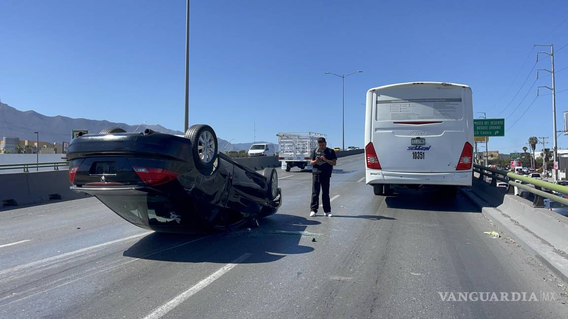 Vuelca tras golpear camión de personal en el periférico LEA tras falla mecánica en Saltillo