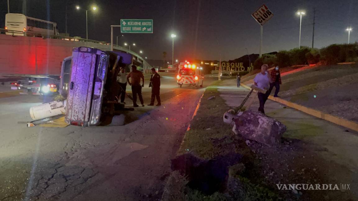 Saltillo: se le cierran y termina volcado