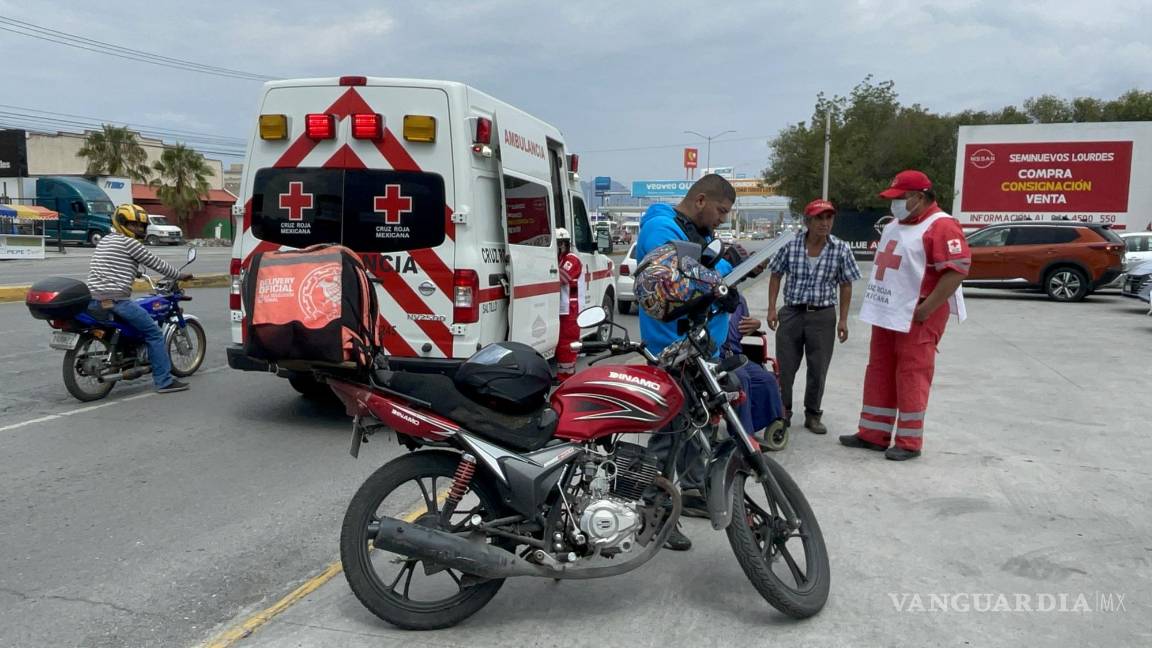 Saltillo: se le atraviesa a motociclista y lo manda al pavimento
