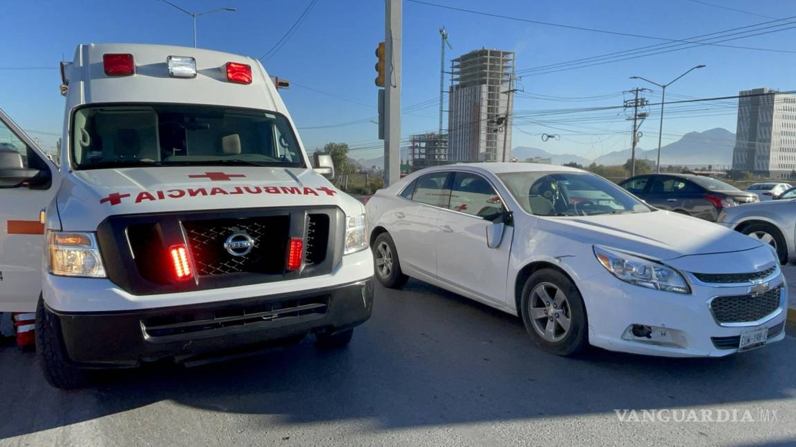 Ciclista intenta dar vuelta y se estrella contra auto en Saltillo; lo trasladan herido al hospital