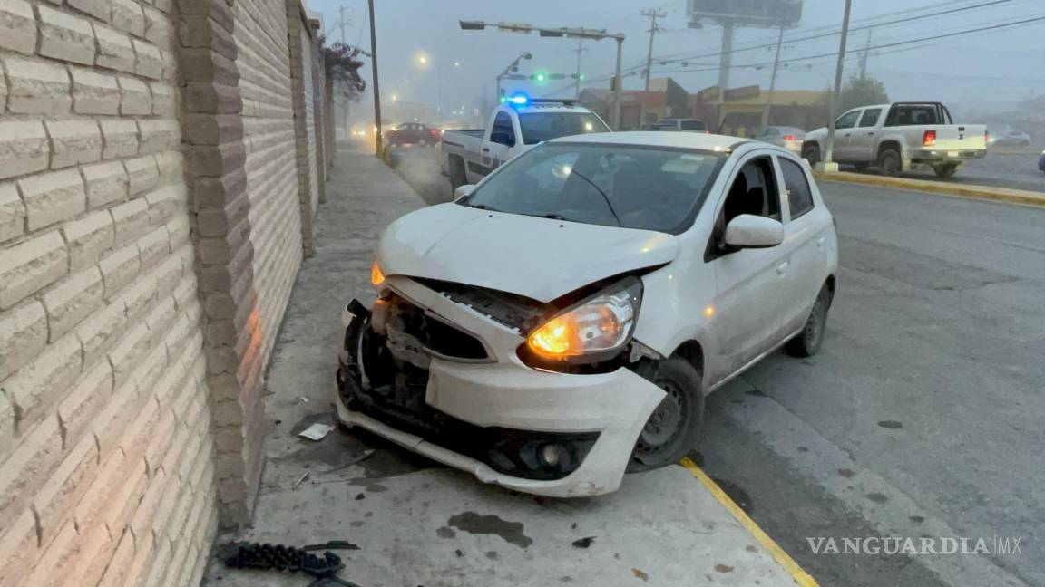 Saltillo: joven se lleva gran susto al derrapar y chocar contra barda por pavimento mojado