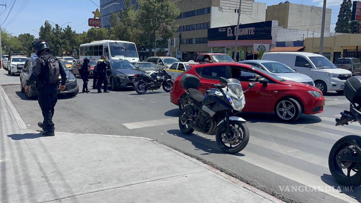 Se desata discusión tras choque en Saltillo; multan a mujer por manejar con teléfono en mano