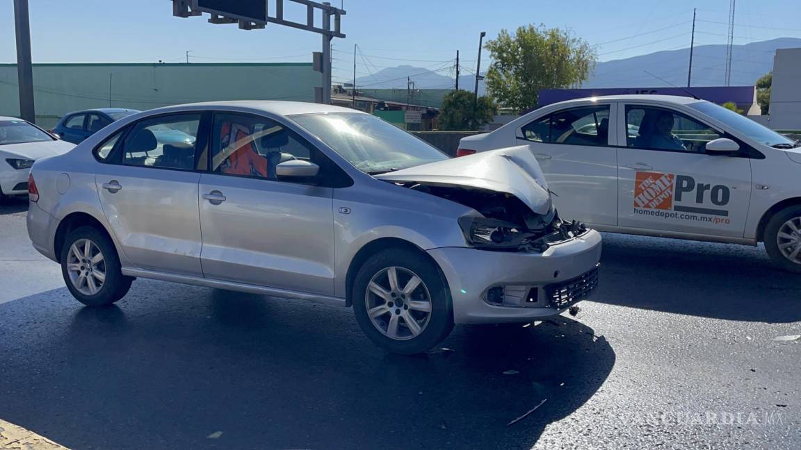 Trata de evitar accidente y se estrella contra vehículo en periférico LEA de Saltillo