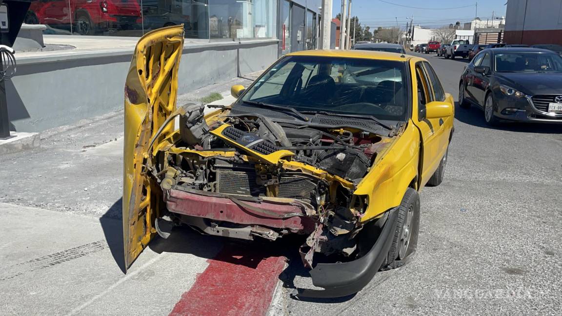 Camioneta le quita el paso y choca contra poste en Saltillo; conductor y copiloto resultan heridos