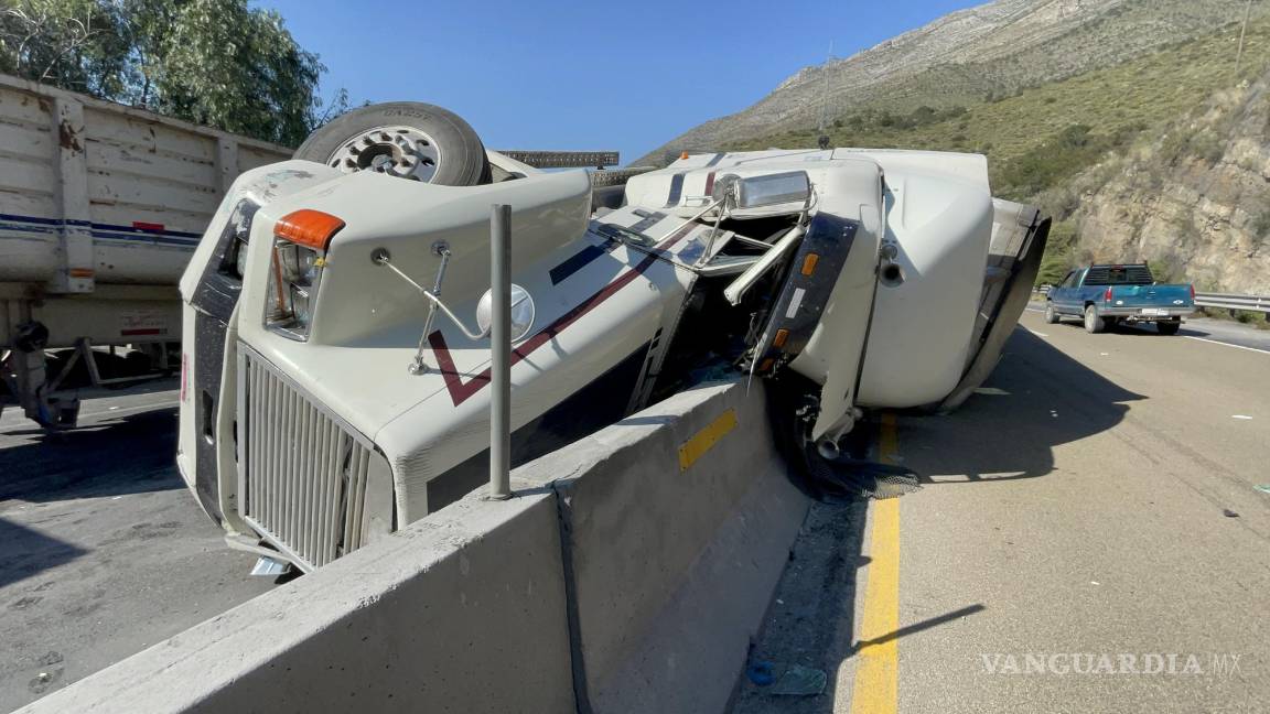 Vuelca sobre ballenas de contención en la carretera Matehuala- Saltillo