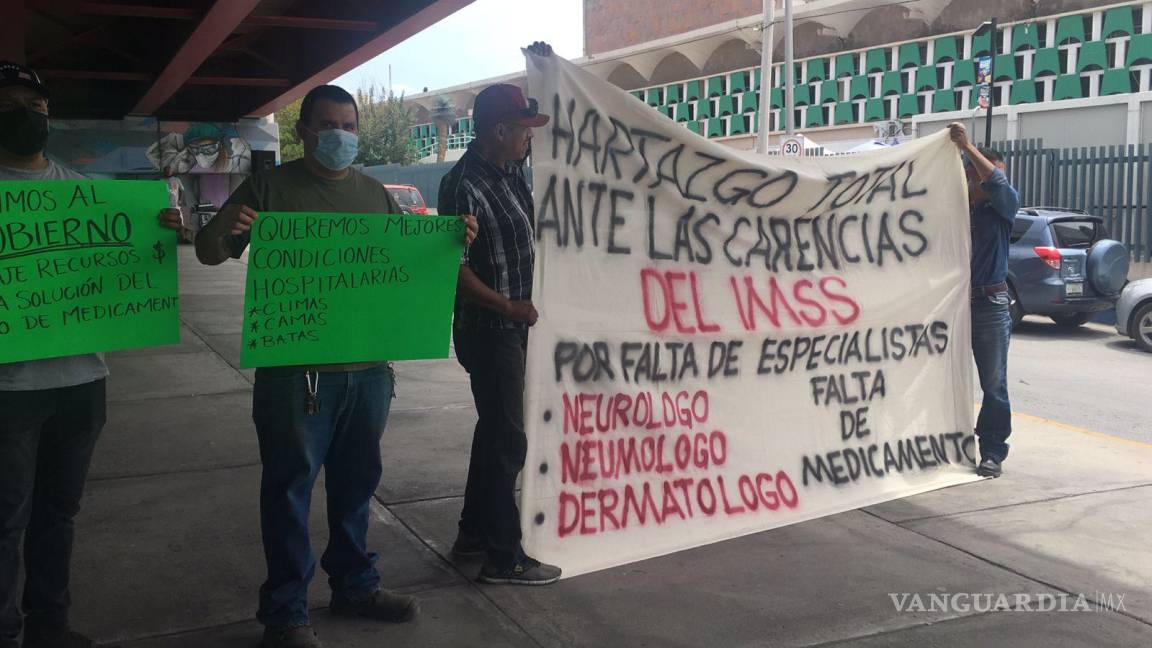Obreros de AHMSA se manifiestan en la clínica 7 del IMSS por deficiencias en el servicio médico en Monclova