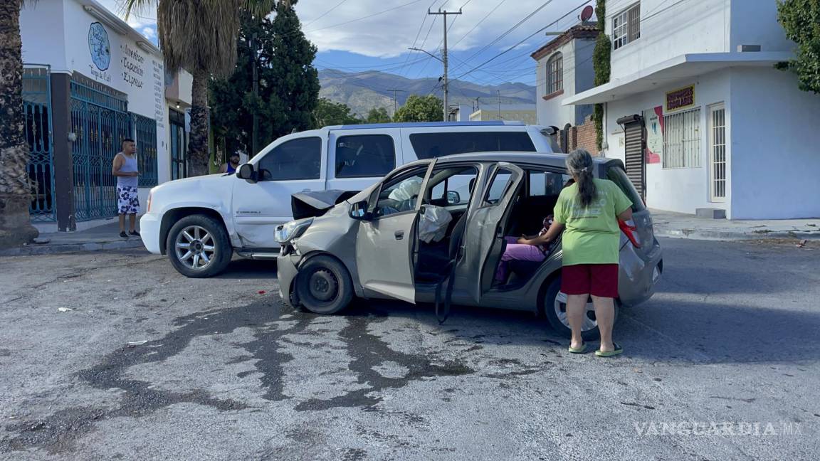 Se pasa el alto conductor ebrio y colisiona al oriente de Saltillo; mujer resulta lesionada