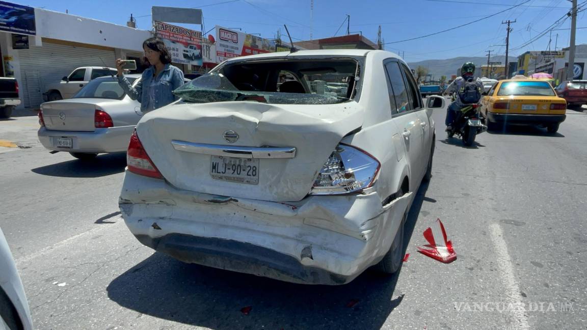 Vagoneta a exceso de velocidad se estampa contra vehículo en Centro de Saltillo