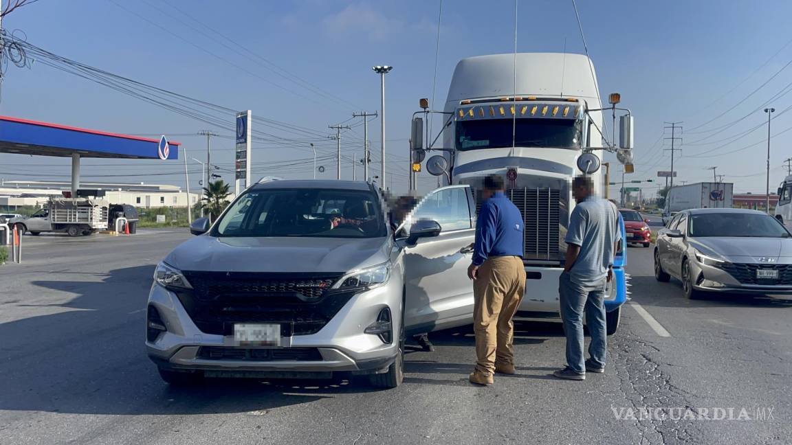 Choca contra un tráiler al cambiar de carril sin precaución en Saltillo