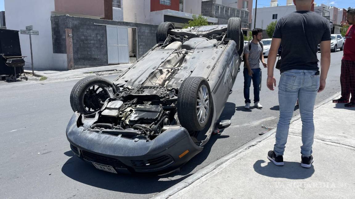 Intenta rebasar a camión y provoca que automóvil vuelque en Saltillo