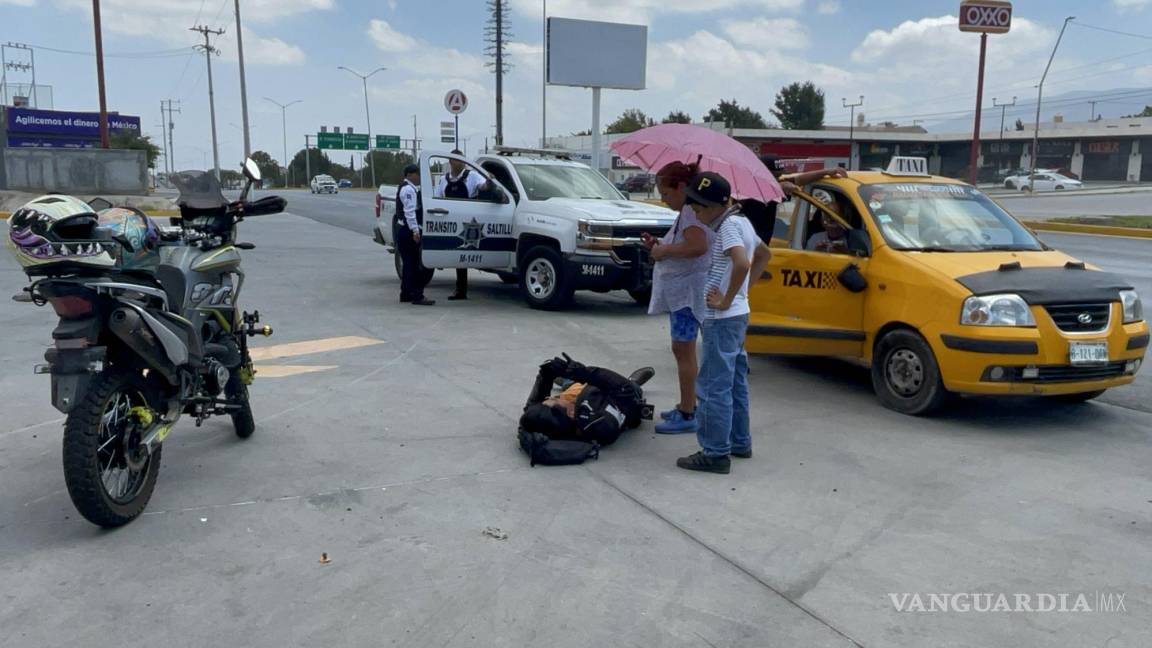 Saltillo: taxi le cierra el paso a motociclista; lo manda al hospital