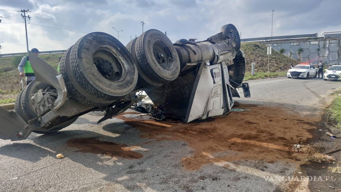 Trailero pierde el control de su unidad y cae desde paso a desnivel, en Nuevo León