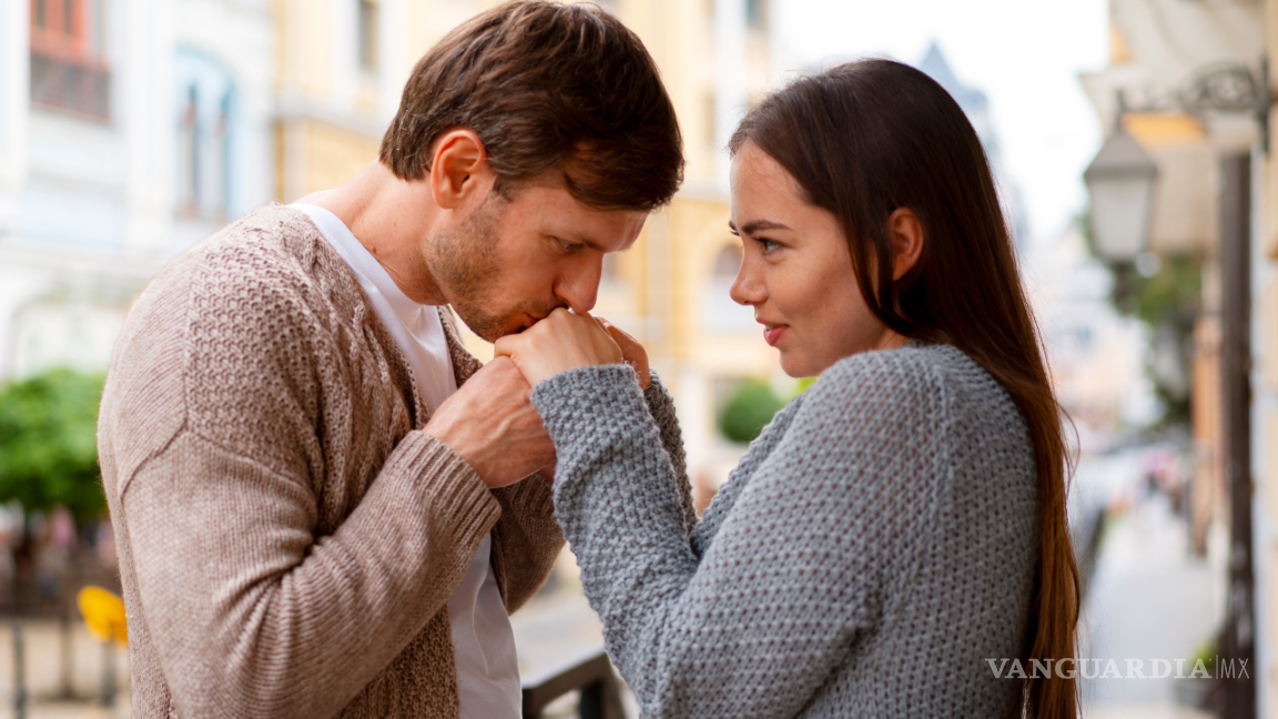 Por qué te puede atraer otra persona mientras estás en pareja, según la psicología