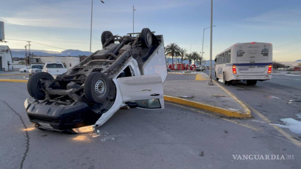 Vuelca tras ser impactado por transporte de personal en Saltillo; se atravesó sin precaución