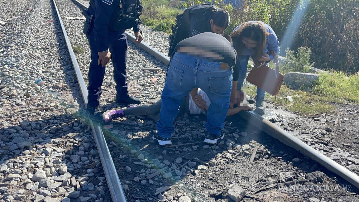 ‘Solo le dije que todo tiene solución en esta vida’; saltillense rescata a mujer de las vías del tren
