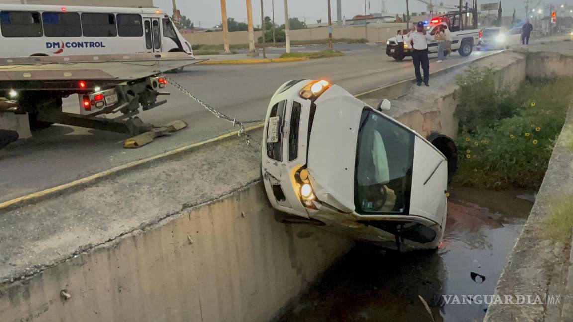 Joven cae a canal pluvial al oriente de Saltillo y se agarra a llorar