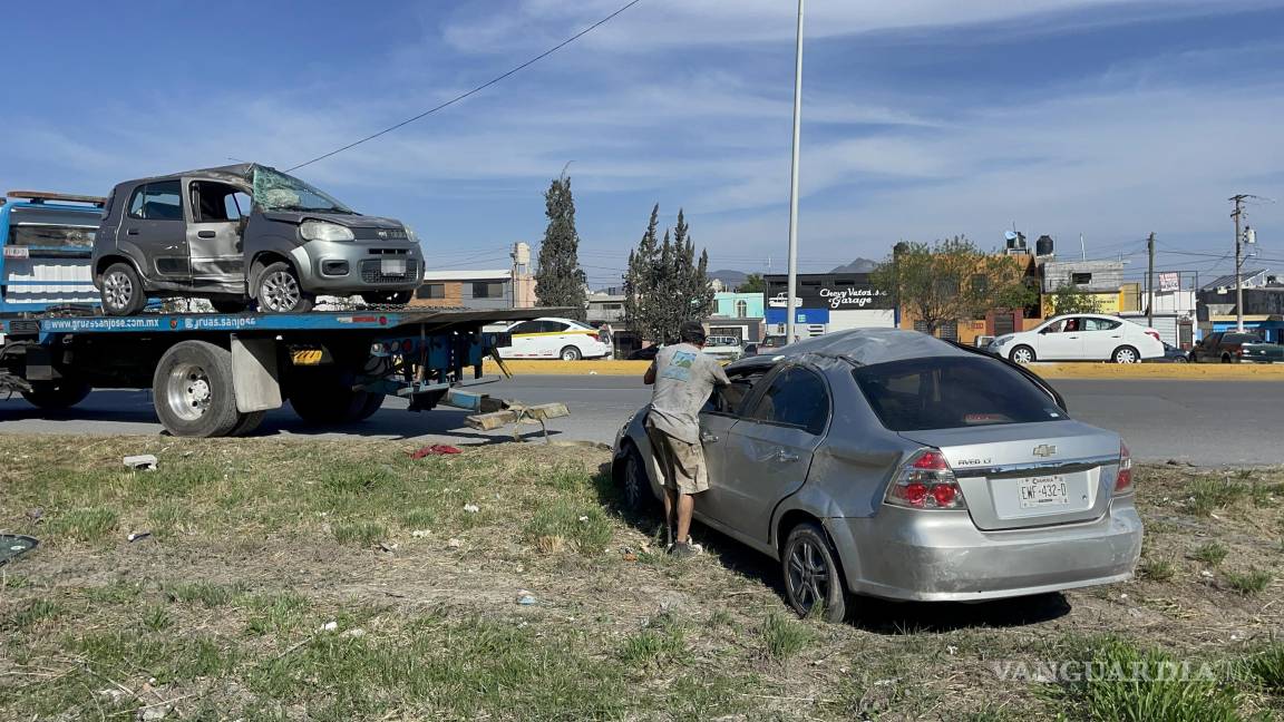 Causa choque con volcadura tras pisar boyas al sur de Saltillo; es detenido y deja un herido