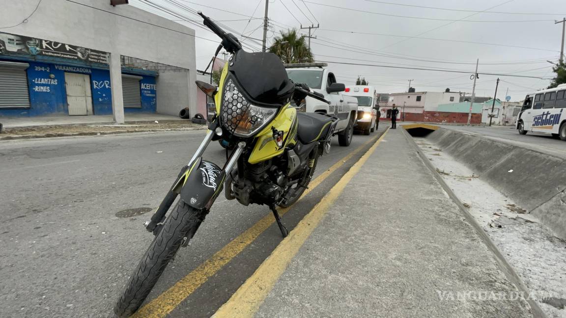 Cae joven motociclista a canal pluvial tras intentar esquivar un bordo, en Saltillo
