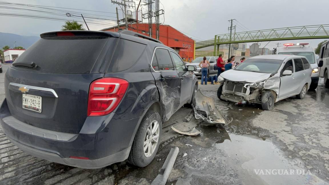 Ignora señalización y se estrella contra vehículo al oriente de Saltillo; mujer resulta lesionada