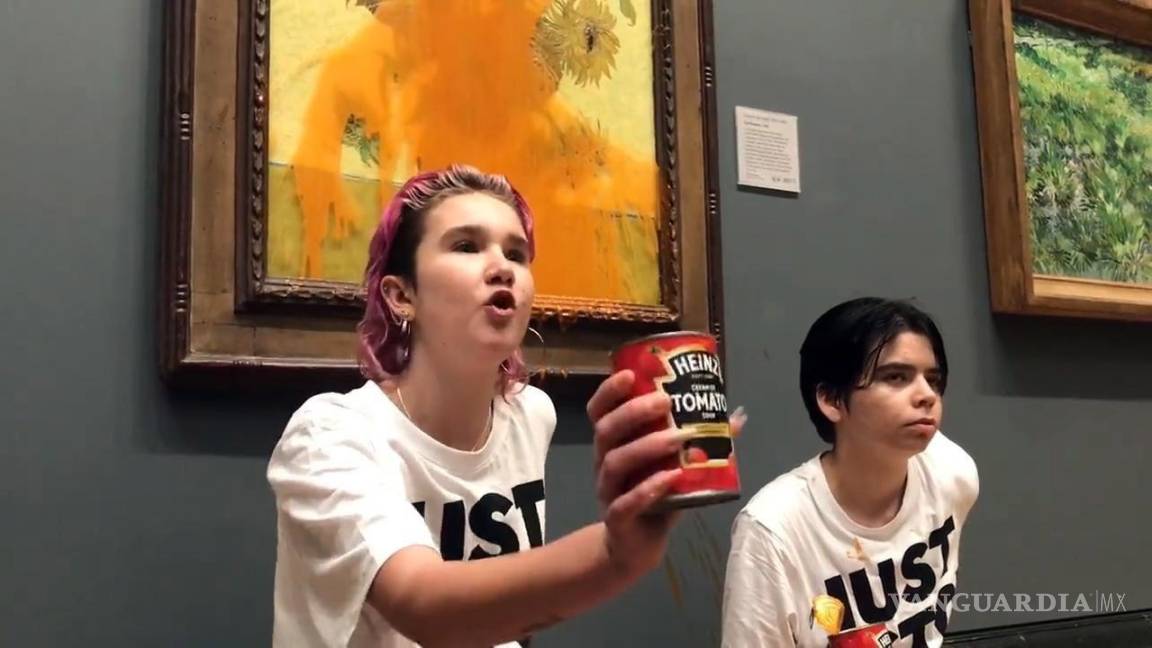 Dos integrantes de ‘Just Stop Oil’ lanzan sopa de tomate sobre ‘Los Girasoles’ de Van Gogh en la National Gallery