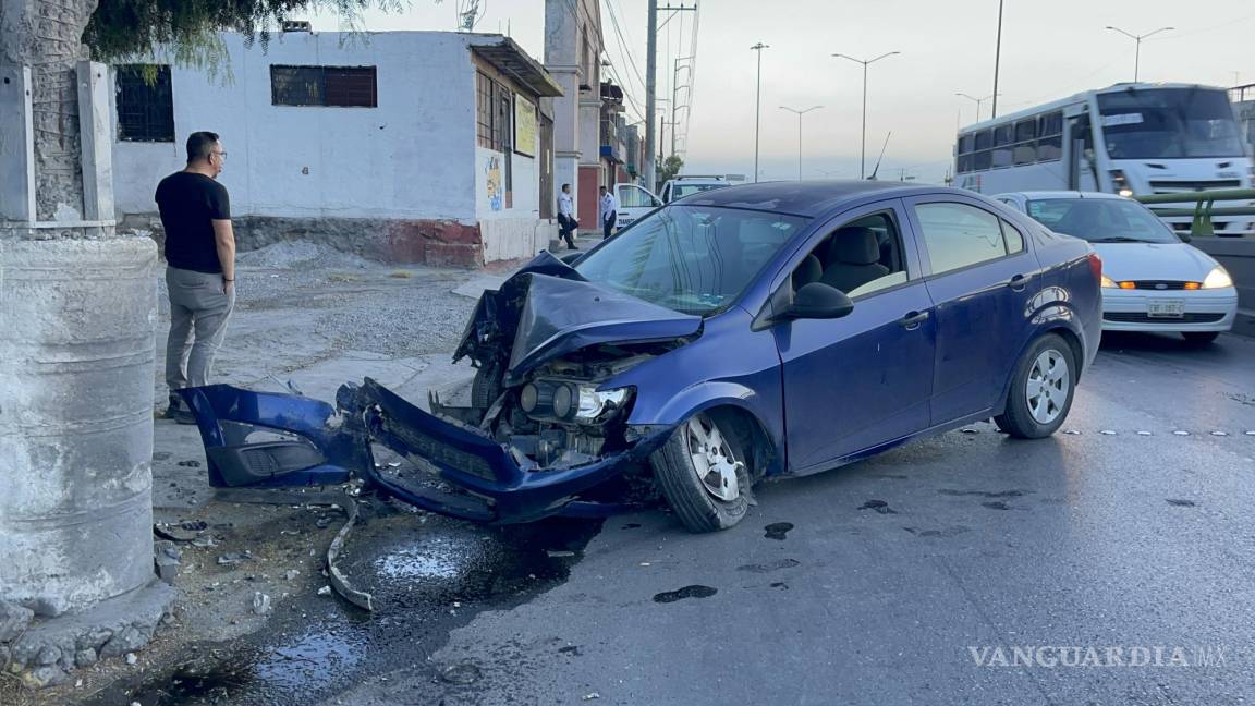 Saltillo: conductor en aparente estado de ebriedad se estrella contra poste