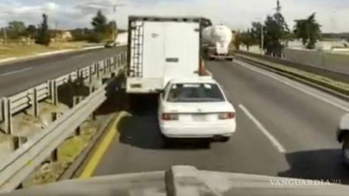 Tráiler se queda sin frenos y aplasta automóvil en autopista Puebla-Orizaba | VIDEO