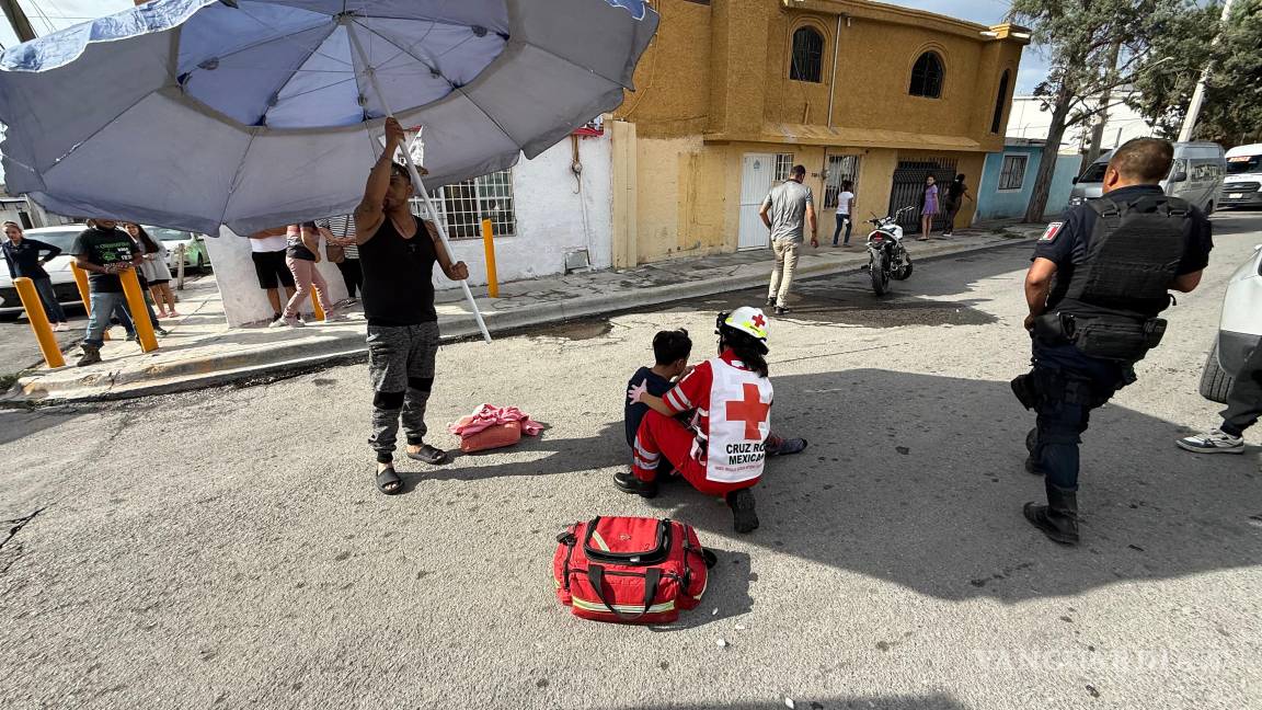 Camioneta embiste a jóvenes en moto y los deja lesionados, en Saltillo