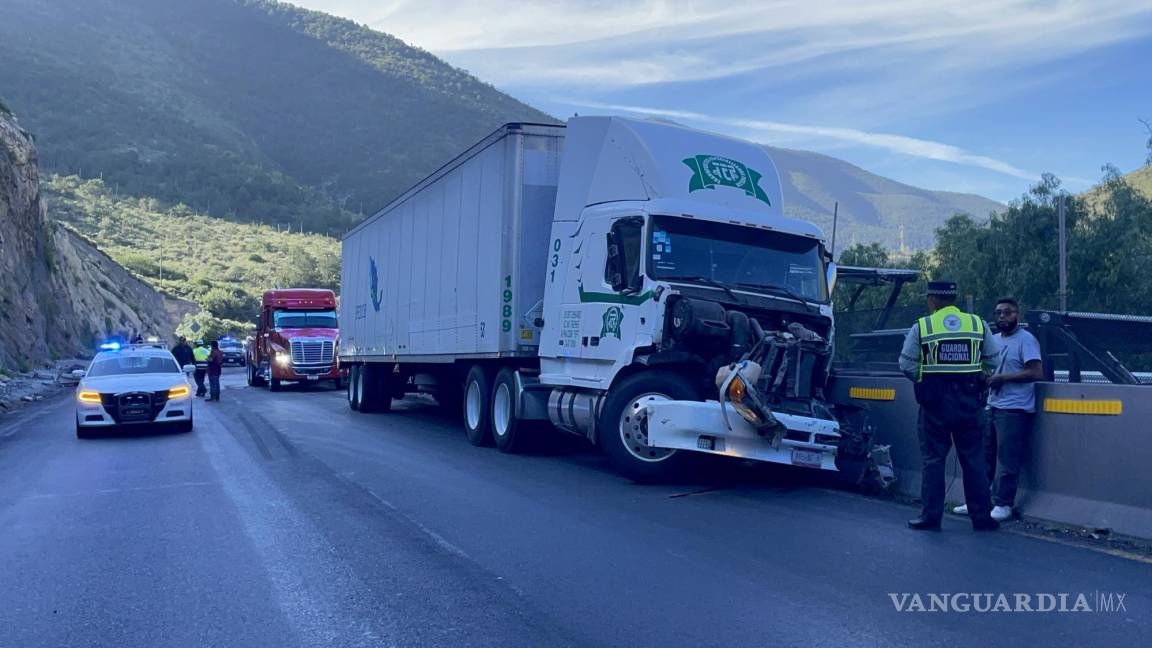 Acelerado trailero provoca percance en Los Chorros; no hubo lesionados, solo afectaciones viales