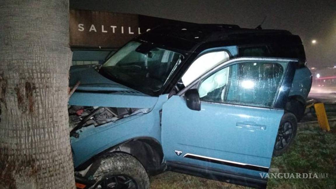 $!Fue alrededor de las 23:00 horas del 28 de marzo que se registró el accidente, luego de que la camioneta circulaba por ‘V Carranza’ e intentó incorporarse al bulevar Nazario Ortiz.