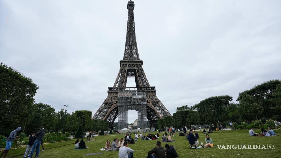 Evacúan temporalmente la Torre Eiffel por cortocircuito en ascensores