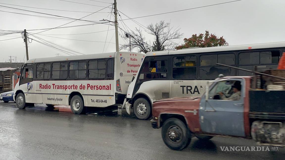 Diez trabajadores lesionados deja imprudente conductor de transporte de personal, al oriente de Saltillo