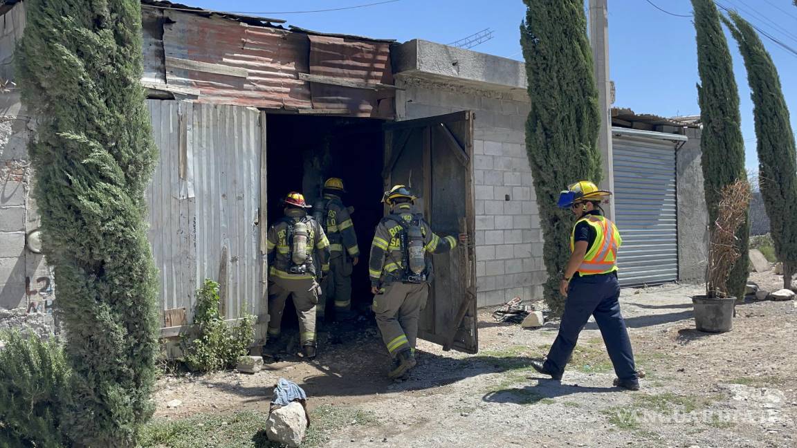 Columna de humo causa movilización en Saltillo; se incendia taller