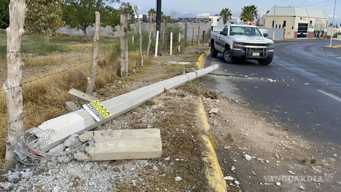 Saltillo: velocidad y pavimento mojado provocan percance; chocan contra poste y lo derriban