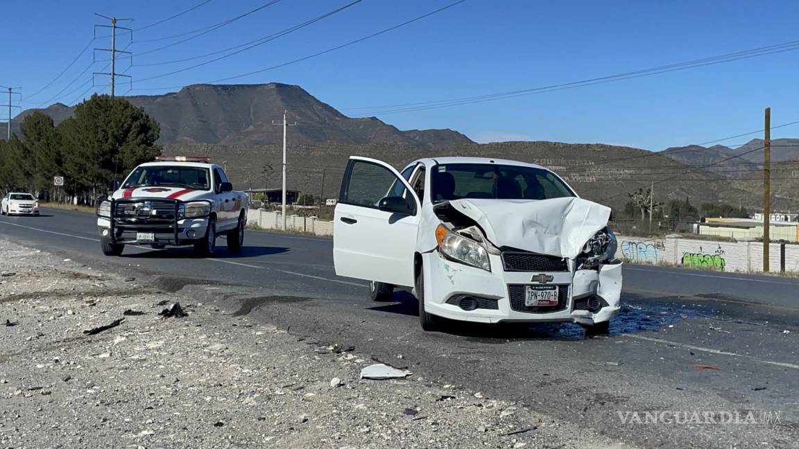 Adulto mayor da vuelta en U y provoca accidente en carretera a Zacatecas; hay dos heridos