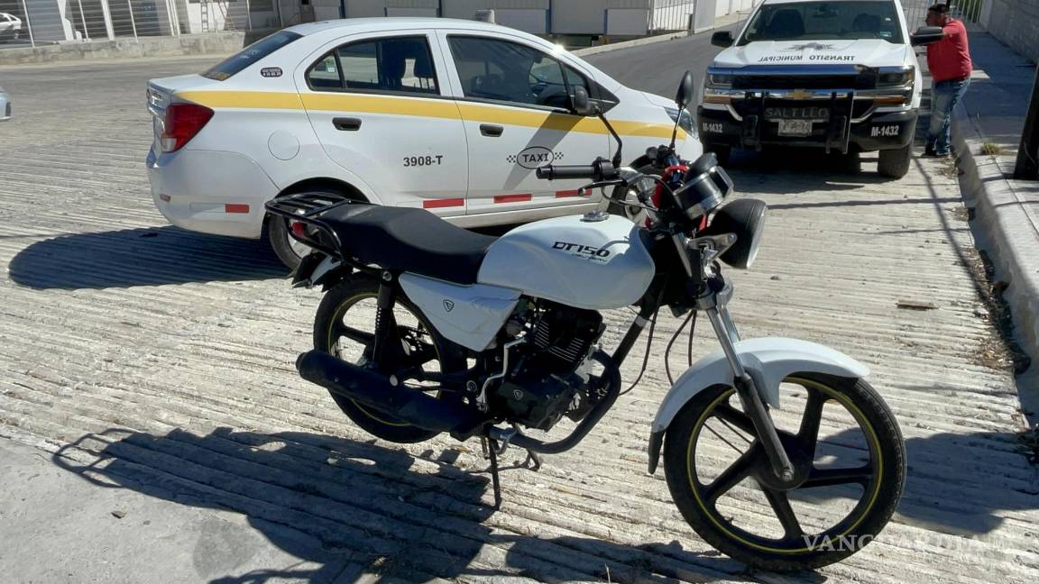 Taxista da vuelta en ‘U’ y derriba a motociclista al sur de Saltillo