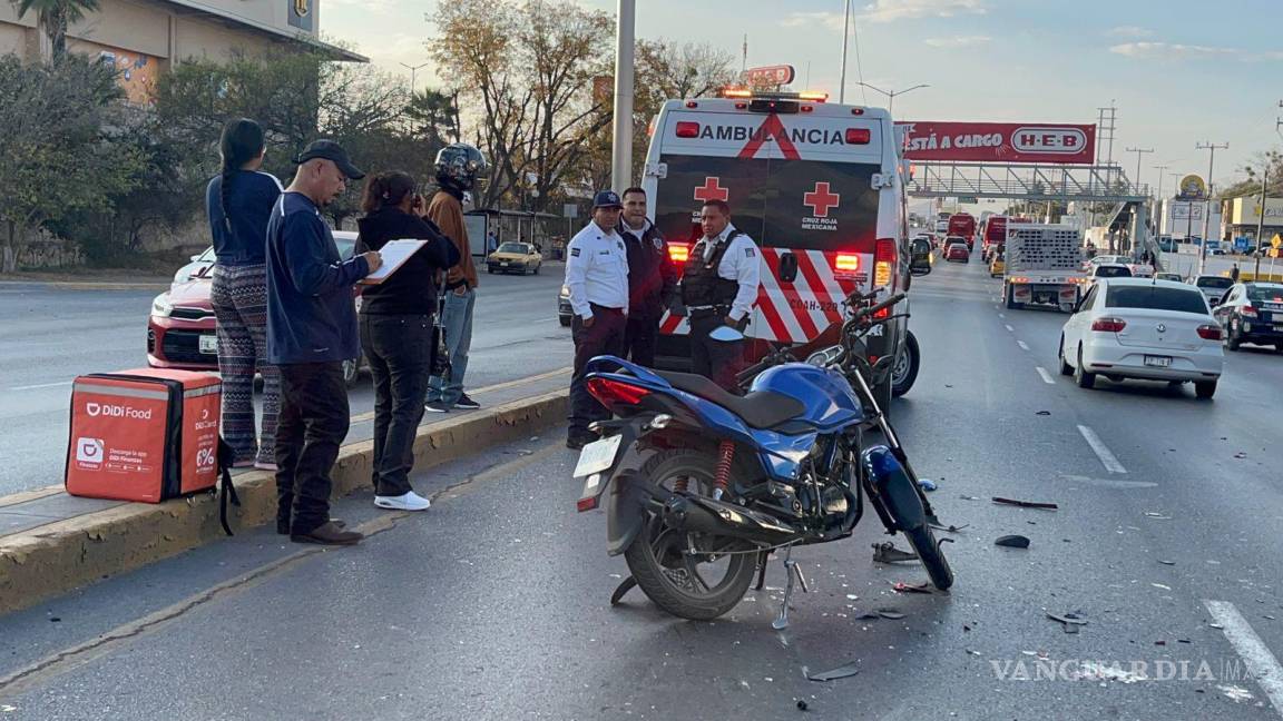 Repartidor acaba en el hospital al ser embestido en el periférico de Saltillo