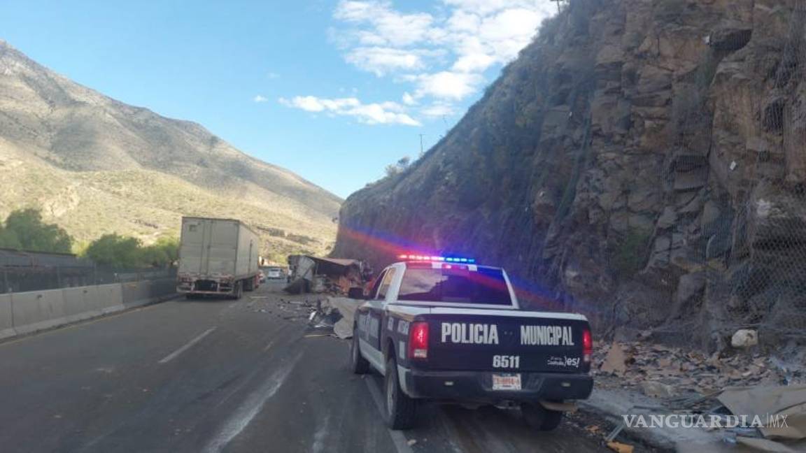 $!Policía Municipal de Arteaga cerró un carril para evitar otro accidente y agilizar maniobras.