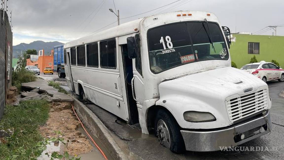 $!La unidad terminó ladeada.