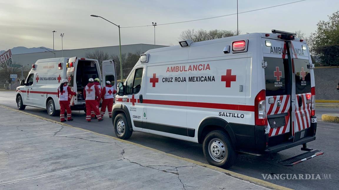 Da vuelta y vehículo lo impacta en Saltillo; dos mujeres son trasladadas heridas al hospital