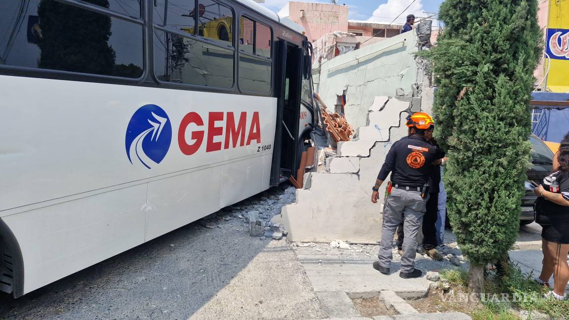 Camión de personal choca contra fachada de una casa en Santa Catarina, Nuevo León