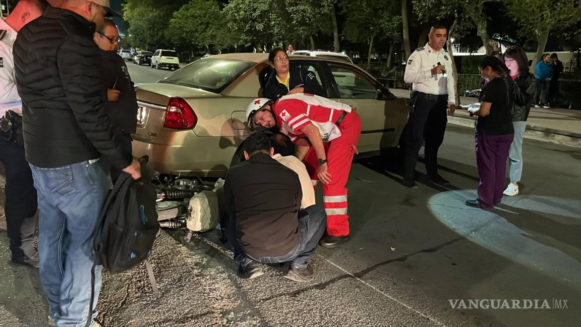 Tres jóvenes resultan heridos al chocar su moto contra un auto, en Saltillo