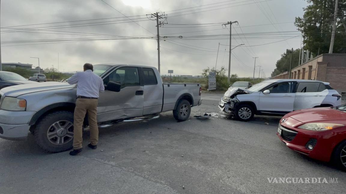 Se atraviesa sin precaución, choca y deja a conductora lesionada al norte de Saltillo