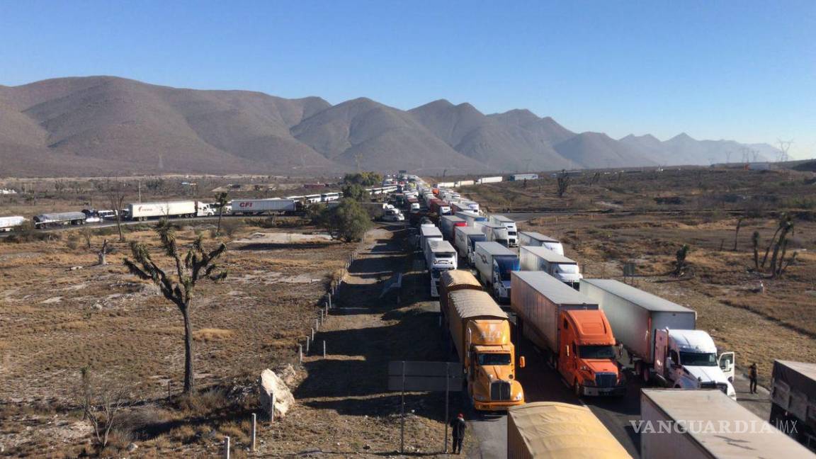 Saltillo: ‘Cuando hay accidentes carreteros, traileros se duermen; autoridades tardan en liberar la vialidad’