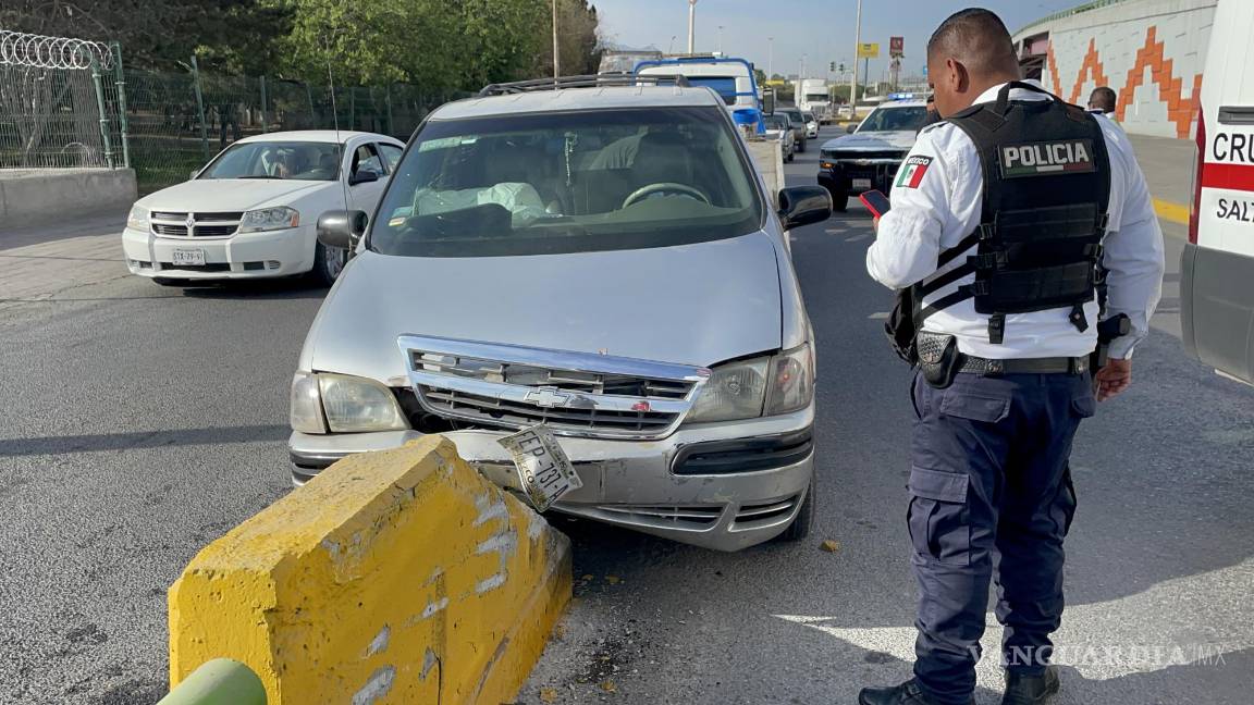 Auto se le atraviesa y sufre accidente en Saltillo; conductora resulta lesionada