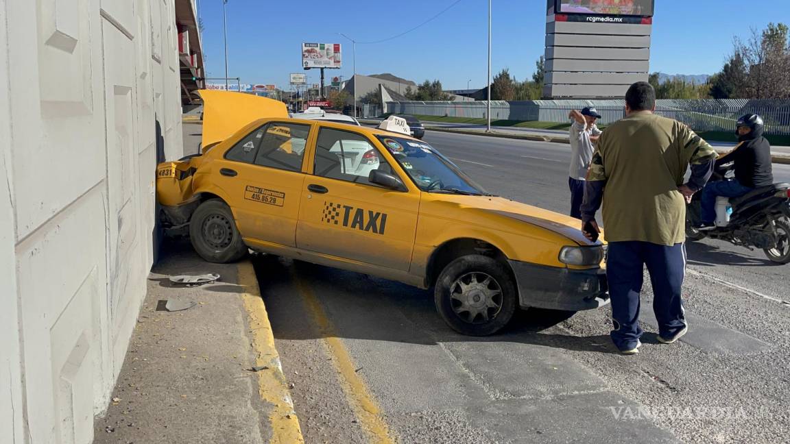 Como de otro planeta... taxista impacta contra camioneta y acepta responsabilidad al norte de Saltillo
