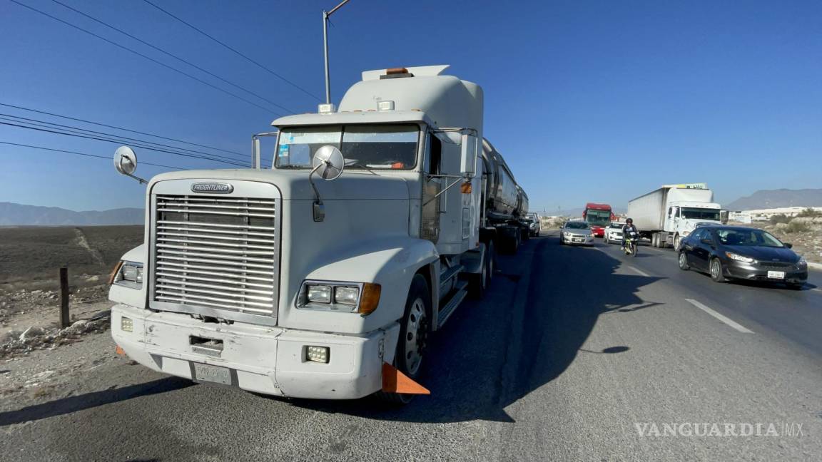 Accidente origina tráfico vehicular en la carretera Saltillo-Monterrey