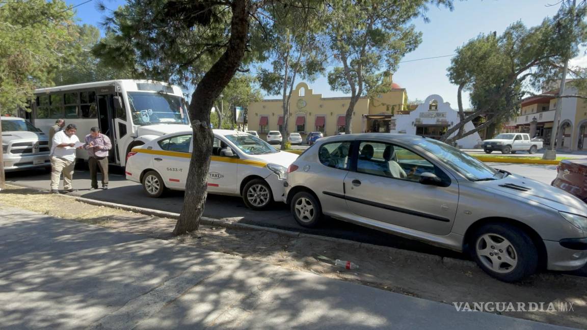 Saltillo: Hace ‘chuza’ con 3 autos estacionados, chofer de la ruta 5B en el V. Carranza