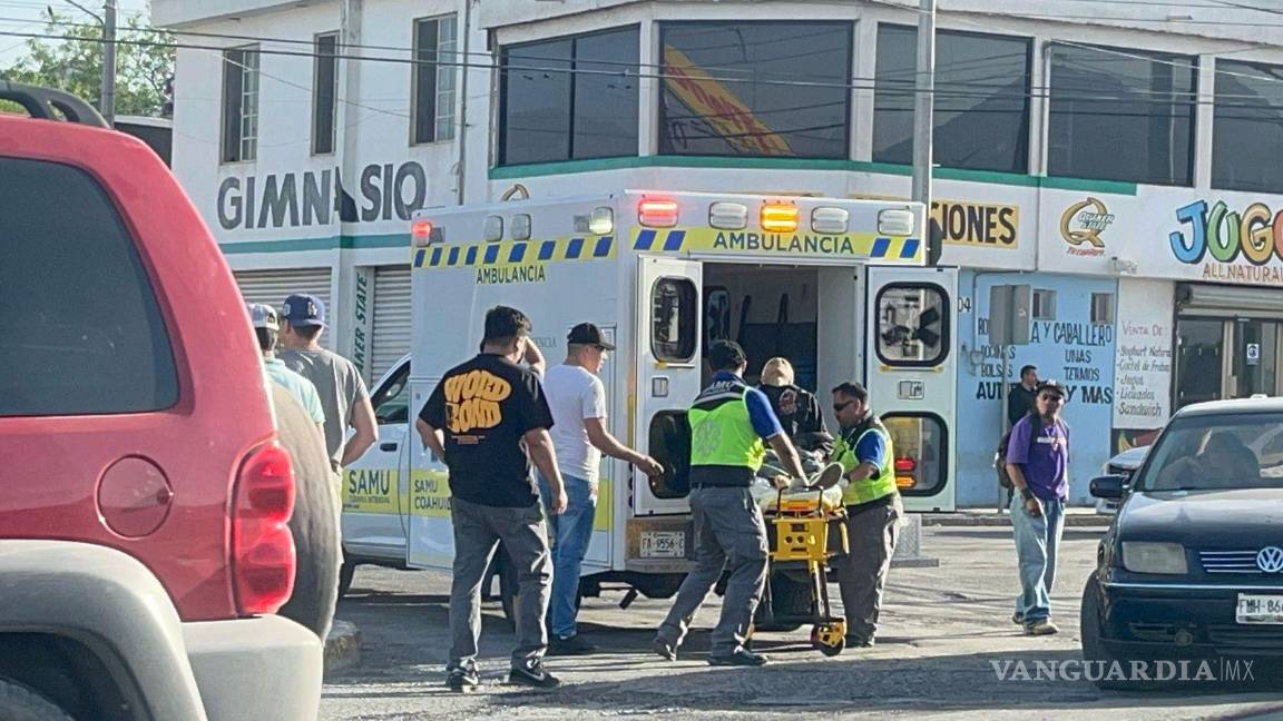 Se le atraviesa a motociclista y lo manda al hospital, en Satélite Sur